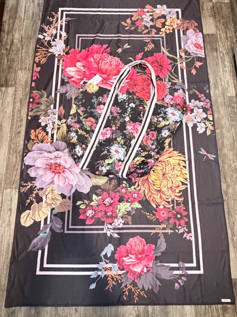 Johnny Was Baccara Reversible Beach Towel Floral 40x70 NWOT + Pouch - Picture 5 of 9
